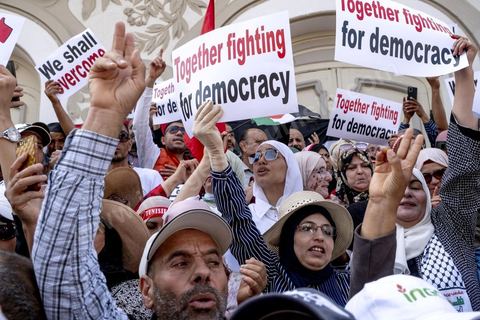 15 mai 2022 : première manifestation à l'appel du nouveau Front du Salut National, récemment formé par cinq partis opposés au président Kais Saied, composé notamment de Ennahdha et Al Karama, les deux partis islamistes. Ce front est constitué des mouvements et partis qui s'opposent depusi plusieurs mois au président Saied pour « sauver » la Tunisie de sa profonde crise après le coup d'état de ce dernier en juillet 2021. Près de 3000 manifestants se sont rassemblés deavnt le théâtre de l'avenue Bourguiba à Tunis scandant des slogans comme "Dégage", "nous vaincrons", "nous sommes unis, pas divisés", ... autour des leaders politiues aux tendances très variées comme Nejib Chebbi, Jaouhar Mbarek, Nourredine Bihri, Seiffeddine Makhlouf. 