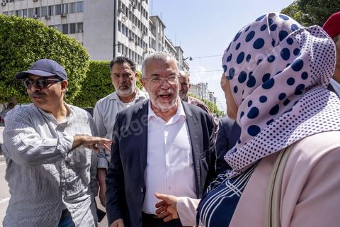 15 mai 2022 : première manifestation à l'appel du nouveau Front du Salut National, récemment formé par cinq partis opposés au président Kais Saied, composé notamment de Ennahdha et Al Karama, les deux partis islamistes. Ce front est constitué des mouvements et partis qui s'opposent depusi plusieurs mois au président Saied pour « sauver » la Tunisie de sa profonde crise après le coup d'état de ce dernier en juillet 2021. Près de 3000 manifestants se sont rassemblés deavnt le théâtre de l'avenue Bourguiba à Tunis scandant des slogans comme "Dégage", "nous vaincrons", "nous sommes unis, pas divisés", ... autour des leaders politiues aux tendances très variées comme Nejib Chebbi, Jaouhar Mbarek, Nourredine Bihri, Seiffeddine Makhlouf. 