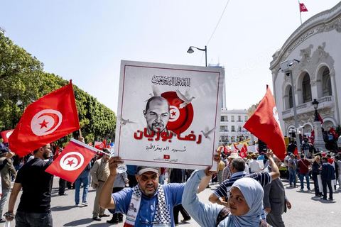 15 mai 2022 : première manifestation à l'appel du nouveau Front du Salut National, récemment formé par cinq partis opposés au président Kais Saied, composé notamment de Ennahdha et Al Karama, les deux partis islamistes. Ce front est constitué des mouvements et partis qui s'opposent depusi plusieurs mois au président Saied pour « sauver » la Tunisie de sa profonde crise après le coup d'état de ce dernier en juillet 2021. Près de 3000 manifestants se sont rassemblés deavnt le théâtre de l'avenue Bourguiba à Tunis scandant des slogans comme "Dégage", "nous vaincrons", "nous sommes unis, pas divisés", ... autour des leaders politiues aux tendances très variées comme Nejib Chebbi, Jaouhar Mbarek, Nourredine Bihri, Seiffeddine Makhlouf. 