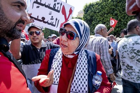 15 mai 2022 : première manifestation à l'appel du nouveau Front du Salut National, récemment formé par cinq partis opposés au président Kais Saied, composé notamment de Ennahdha et Al Karama, les deux partis islamistes. Ce front est constitué des mouvements et partis qui s'opposent depusi plusieurs mois au président Saied pour « sauver » la Tunisie de sa profonde crise après le coup d'état de ce dernier en juillet 2021. Près de 3000 manifestants se sont rassemblés deavnt le théâtre de l'avenue Bourguiba à Tunis scandant des slogans comme "Dégage", "nous vaincrons", "nous sommes unis, pas divisés", ... autour des leaders politiues aux tendances très variées comme Nejib Chebbi, Jaouhar Mbarek, Nourredine Bihri, Seiffeddine Makhlouf. 