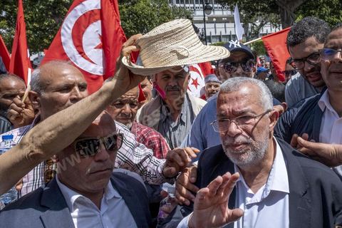 15 mai 2022 : Nourreddine Bihri est ovationné à la première manifestation à l'appel du nouveau Front du Salut National, récemment formé par cinq partis opposés au président Kais Saied, composé notamment de Ennahdha et Al Karama, les deux partis islamistes. Ce front est constitué des mouvements et partis qui s'opposent depusi plusieurs mois au président Saied pour « sauver » la Tunisie de sa profonde crise après le coup d'état de ce dernier en juillet 2021. Près de 3000 manifestants se sont rassemblés deavnt le théâtre de l'avenue Bourguiba à Tunis scandant des slogans comme "Dégage", "nous vaincrons", "nous sommes unis, pas divisés", ... autour des leaders politiues aux tendances très variées comme Nejib Chebbi, Jaouhar Mbarek, Nourredine Bihri, Seiffeddine Makhlouf. 