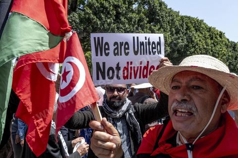15 mai 2022 : première manifestation à l'appel du nouveau Front du Salut National, récemment formé par cinq partis opposés au président Kais Saied, composé notamment de Ennahdha et Al Karama, les deux partis islamistes. Ce front est constitué des mouvements et partis qui s'opposent depusi plusieurs mois au président Saied pour « sauver » la Tunisie de sa profonde crise après le coup d'état de ce dernier en juillet 2021. Près de 3000 manifestants se sont rassemblés deavnt le théâtre de l'avenue Bourguiba à Tunis scandant des slogans comme "Dégage", "nous vaincrons", "nous sommes unis, pas divisés", ... autour des leaders politiues aux tendances très variées comme Nejib Chebbi, Jaouhar Mbarek, Nourredine Bihri, Seiffeddine Makhlouf. 