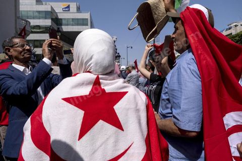 15 mai 2022 : première manifestation à l'appel du nouveau Front du Salut National, récemment formé par cinq partis opposés au président Kais Saied, composé notamment de Ennahdha et Al Karama, les deux partis islamistes. Ce front est constitué des mouvements et partis qui s'opposent depusi plusieurs mois au président Saied pour « sauver » la Tunisie de sa profonde crise après le coup d'état de ce dernier en juillet 2021. Près de 3000 manifestants se sont rassemblés deavnt le théâtre de l'avenue Bourguiba à Tunis scandant des slogans comme "Dégage", "nous vaincrons", "nous sommes unis, pas divisés", ... autour des leaders politiues aux tendances très variées comme Nejib Chebbi, Jaouhar Mbarek, Nourredine Bihri, Seiffeddine Makhlouf. 