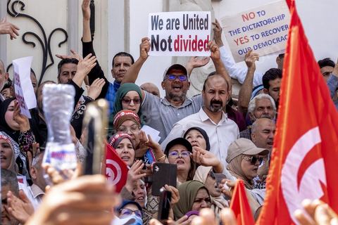 15 mai 2022 : première manifestation à l'appel du nouveau Front du Salut National, récemment formé par cinq partis opposés au président Kais Saied, composé notamment de Ennahdha et Al Karama, les deux partis islamistes. Ce front est constitué des mouvements et partis qui s'opposent depusi plusieurs mois au président Saied pour « sauver » la Tunisie de sa profonde crise après le coup d'état de ce dernier en juillet 2021. Près de 3000 manifestants se sont rassemblés deavnt le théâtre de l'avenue Bourguiba à Tunis scandant des slogans comme "Dégage", "nous vaincrons", "nous sommes unis, pas divisés", ... autour des leaders politiues aux tendances très variées comme Nejib Chebbi, Jaouhar Mbarek, Nourredine Bihri, Seiffeddine Makhlouf. 