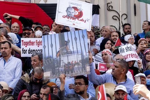 15 mai 2022 : première manifestation à l'appel du nouveau Front du Salut National, récemment formé par cinq partis opposés au président Kais Saied, composé notamment de Ennahdha et Al Karama, les deux partis islamistes. Ce front est constitué des mouvements et partis qui s'opposent depusi plusieurs mois au président Saied pour « sauver » la Tunisie de sa profonde crise après le coup d'état de ce dernier en juillet 2021. Près de 3000 manifestants se sont rassemblés deavnt le théâtre de l'avenue Bourguiba à Tunis scandant des slogans comme "Dégage", "nous vaincrons", "nous sommes unis, pas divisés", ... autour des leaders politiues aux tendances très variées comme Nejib Chebbi, Jaouhar Mbarek, Nourredine Bihri, Seiffeddine Makhlouf. 