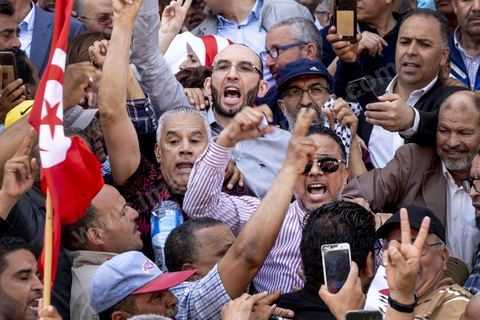 15 mai 2022 : seiffeddine Makhlouf à la première manifestation à l'appel du nouveau Front du Salut National, récemment formé par cinq partis opposés au président Kais Saied, composé notamment de Ennahdha et Al Karama, les deux partis islamistes. Ce front est constitué des mouvements et partis qui s'opposent depusi plusieurs mois au président Saied pour « sauver » la Tunisie de sa profonde crise après le coup d'état de ce dernier en juillet 2021. Près de 3000 manifestants se sont rassemblés deavnt le théâtre de l'avenue Bourguiba à Tunis scandant des slogans comme "Dégage", "nous vaincrons", "nous sommes unis, pas divisés", ... autour des leaders politiues aux tendances très variées comme Nejib Chebbi, Jaouhar Mbarek, Nourredine Bihri, Seiffeddine Makhlouf. 