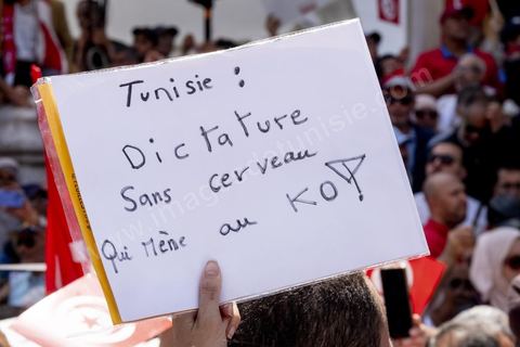 15 mai 2022 : première manifestation à l'appel du nouveau Front du Salut National, récemment formé par cinq partis opposés au président Kais Saied, composé notamment de Ennahdha et Al Karama, les deux partis islamistes. Ce front est constitué des mouvements et partis qui s'opposent depusi plusieurs mois au président Saied pour « sauver » la Tunisie de sa profonde crise après le coup d'état de ce dernier en juillet 2021. Près de 3000 manifestants se sont rassemblés deavnt le théâtre de l'avenue Bourguiba à Tunis scandant des slogans comme "Dégage", "nous vaincrons", "nous sommes unis, pas divisés", ... autour des leaders politiues aux tendances très variées comme Nejib Chebbi, Jaouhar Mbarek, Nourredine Bihri, Seiffeddine Makhlouf. 