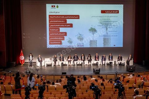 7 juin 2022 : dans la grande salle de l'Opéra de la cité de la culture à Tunis, le gouvernement sans la présence de sa cheffe Nejla Bouden, a organisé ce matin une conférence de presse pour annoncer les grandes lignes du programme national des réformes élaboré par le gouvernement. Les ministres des Finances, de l’Economie, des Affaires Sociales, de l’Industrie, de l’Agriculture, de l’Education, de l’Enseignement supérieur, des Technologies de l’information, et de l’Emploi sont présents.