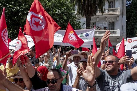 16 juin 2022 : rassemblement syndical ce matin devant le siège de l’UGTT à Tunis, avec le discours de son secrétaire général, Noureddine Taboubi en ce jour de grève générale dans la fonction publique. La grève de 24h largement suivie est une pression forte de l'UGTT contre Saied et son gouvernement pour négocier de nouveaux accords salariaux et « corriger le pouvoir d’achat » des Tunisiens.