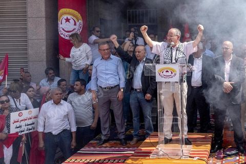 16 juin 2022 : rassemblement syndical ce matin devant le siège de l’UGTT à Tunis, avec le discours de son secrétaire général, Noureddine Taboubi en ce jour de grève générale dans la fonction publique. La grève de 24h largement suivie est une pression forte de l'UGTT contre Saied et son gouvernement pour négocier de nouveaux accords salariaux et « corriger le pouvoir d’achat » des Tunisiens.