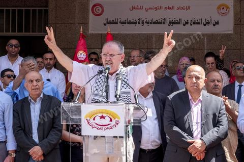 16 juin 2022 : rassemblement syndical ce matin devant le siège de l’UGTT à Tunis, avec le discours de son secrétaire général, Noureddine Taboubi en ce jour de grève générale dans la fonction publique. La grève de 24h largement suivie est une pression forte de l'UGTT contre Saied et son gouvernement pour négocier de nouveaux accords salariaux et « corriger le pouvoir d’achat » des Tunisiens.