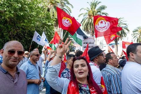 16 juin 2022 : rassemblement syndical ce matin devant le siège de l’UGTT à Tunis, avec le discours de son secrétaire général, Noureddine Taboubi en ce jour de grève générale dans la fonction publique. La grève de 24h largement suivie est une pression forte de l'UGTT contre Saied et son gouvernement pour négocier de nouveaux accords salariaux et « corriger le pouvoir d’achat » des Tunisiens.