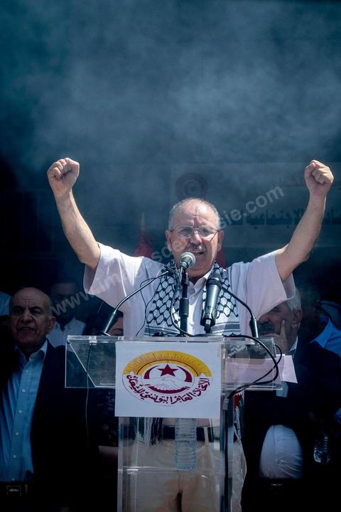 16 juin 2022 : rassemblement syndical ce matin devant le siège de l’UGTT à Tunis, avec le discours de son secrétaire général, Noureddine Taboubi en ce jour de grève générale dans la fonction publique. La grève de 24h largement suivie est une pression forte de l'UGTT contre Saied et son gouvernement pour négocier de nouveaux accords salariaux et « corriger le pouvoir d’achat » des Tunisiens.