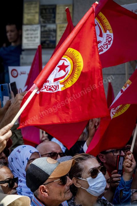 16 juin 2022 : rassemblement syndical ce matin devant le siège de l’UGTT à Tunis, avec le discours de son secrétaire général, Noureddine Taboubi en ce jour de grève générale dans la fonction publique. La grève de 24h largement suivie est une pression forte de l'UGTT contre Saied et son gouvernement pour négocier de nouveaux accords salariaux et « corriger le pouvoir d’achat » des Tunisiens.