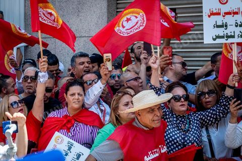 16 juin 2022 : rassemblement syndical ce matin devant le siège de l’UGTT à Tunis, avec le discours de son secrétaire général, Noureddine Taboubi en ce jour de grève générale dans la fonction publique. La grève de 24h largement suivie est une pression forte de l'UGTT contre Saied et son gouvernement pour négocier de nouveaux accords salariaux et « corriger le pouvoir d’achat » des Tunisiens.