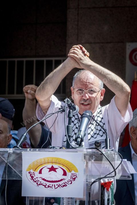 16 juin 2022 : rassemblement syndical ce matin devant le siège de l’UGTT à Tunis, avec le discours de son secrétaire général, Noureddine Taboubi en ce jour de grève générale dans la fonction publique. La grève de 24h largement suivie est une pression forte de l'UGTT contre Saied et son gouvernement pour négocier de nouveaux accords salariaux et « corriger le pouvoir d’achat » des Tunisiens.