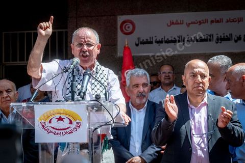 16 juin 2022 : rassemblement syndical ce matin devant le siège de l’UGTT à Tunis, avec le discours de son secrétaire général, Noureddine Taboubi en ce jour de grève générale dans la fonction publique. La grève de 24h largement suivie est une pression forte de l'UGTT contre Saied et son gouvernement pour négocier de nouveaux accords salariaux et « corriger le pouvoir d’achat » des Tunisiens.