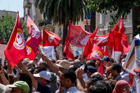 16 juin 2022 : rassemblement syndical ce matin devant le siège de l’UGTT à Tunis, avec le discours de son secrétaire général, Noureddine Taboubi en ce jour de grève générale dans la fonction publique. La grève de 24h largement suivie est une pression forte de l'UGTT contre Saied et son gouvernement pour négocier de nouveaux accords salariaux et « corriger le pouvoir d’achat » des Tunisiens.