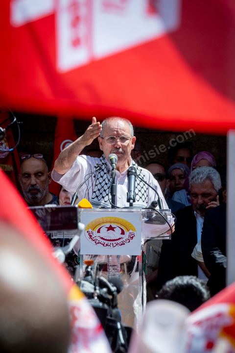 16 juin 2022 : rassemblement syndical ce matin devant le siège de l’UGTT à Tunis, avec le discours de son secrétaire général, Noureddine Taboubi en ce jour de grève générale dans la fonction publique. La grève de 24h largement suivie est une pression forte de l'UGTT contre Saied et son gouvernement pour négocier de nouveaux accords salariaux et « corriger le pouvoir d’achat » des Tunisiens.