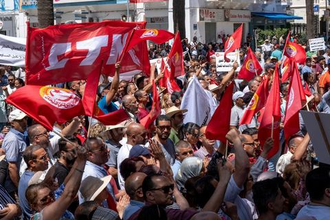 16 juin 2022 : rassemblement syndical ce matin devant le siège de l’UGTT à Tunis, avec le discours de son secrétaire général, Noureddine Taboubi en ce jour de grève générale dans la fonction publique. La grève de 24h largement suivie est une pression forte de l'UGTT contre Saied et son gouvernement pour négocier de nouveaux accords salariaux et « corriger le pouvoir d’achat » des Tunisiens.