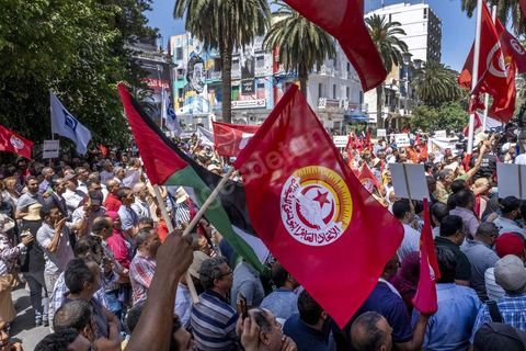 16 juin 2022 : rassemblement syndical ce matin devant le siège de l’UGTT à Tunis, avec le discours de son secrétaire général, Noureddine Taboubi en ce jour de grève générale dans la fonction publique. La grève de 24h largement suivie est une pression forte de l'UGTT contre Saied et son gouvernement pour négocier de nouveaux accords salariaux et « corriger le pouvoir d’achat » des Tunisiens.