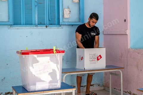 25 juillet 2022 : jour de la fête de la République de 1956, jour du 1er anniveraisre du coup d'état de Kais Saied de 2021, ce 25 juillet est le jour de vote pour le réferendum sur l'approbation de la nouvelle constitution du Président Kais Saeid. Le peuple est appelé par oui ou non à validé le texte de la 3ème constittuion proposé par le président de la République. Au centre ville de Tunis, les bureaux de vote ne connaissent qu'une faible affluence, le taux d'abstention étant le seul chiffre attendu au vu des appels à boycott d'un grand nombre de partis d'opposition. Absence aussi d'observateurs dasn les bureaux de vote est flagrante par raport aux anciens scrutins qui ont eu lieu en Tunisie ces dernières années.