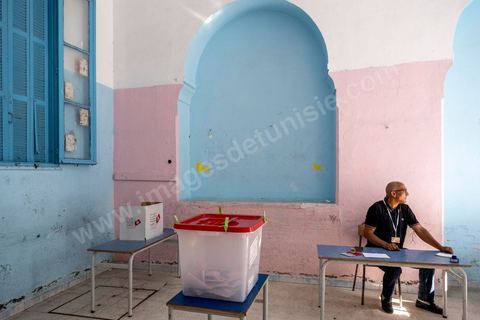 25 juillet 2022 : jour de la fête de la République de 1956, jour du 1er anniveraisre du coup d'état de Kais Saied de 2021, ce 25 juillet est le jour de vote pour le réferendum sur l'approbation de la nouvelle constitution du Président Kais Saeid. Le peuple est appelé par oui ou non à validé le texte de la 3ème constittuion proposé par le président de la République. Au centre ville de Tunis, les bureaux de vote ne connaissent qu'une faible affluence, le taux d'abstention étant le seul chiffre attendu au vu des appels à boycott d'un grand nombre de partis d'opposition. Absence aussi d'observateurs dasn les bureaux de vote est flagrante par raport aux anciens scrutins qui ont eu lieu en Tunisie ces dernières années.