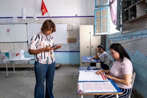 25 juillet 2022 : jour de la fête de la République de 1956, jour du 1er anniveraisre du coup d'état de Kais Saied de 2021, ce 25 juillet est le jour de vote pour le réferendum sur l'approbation de la nouvelle constitution du Président Kais Saeid. Le peuple est appelé par oui ou non à validé le texte de la 3ème constittuion proposé par le président de la République. Au centre ville de Tunis, les bureaux de vote ne connaissent qu'une faible affluence, le taux d'abstention étant le seul chiffre attendu au vu des appels à boycott d'un grand nombre de partis d'opposition. Absence aussi d'observateurs dasn les bureaux de vote est flagrante par raport aux anciens scrutins qui ont eu lieu en Tunisie ces dernières années.