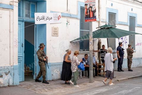 25 juillet 2022 : jour de la fête de la République de 1956, jour du 1er anniveraisre du coup d'état de Kais Saied de 2021, ce 25 juillet est le jour de vote pour le réferendum sur l'approbation de la nouvelle constitution du Président Kais Saeid. Le peuple est appelé par oui ou non à validé le texte de la 3ème constittuion proposé par le président de la République. Au centre ville de Tunis, les bureaux de vote ne connaissent qu'une faible affluence, le taux d'abstention étant le seul chiffre attendu au vu des appels à boycott d'un grand nombre de partis d'opposition. Absence aussi d'observateurs dasn les bureaux de vote est flagrante par raport aux anciens scrutins qui ont eu lieu en Tunisie ces dernières années.