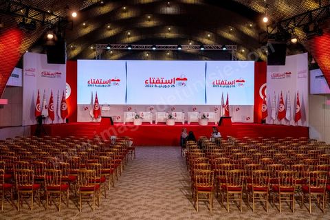 25 juillet 2022 : jour de la fête de la République de 1956, jour du 1er anniveraisre du coup d'état de Kais Saied de 2021, ce 25 juillet est le jour de vote pour le réferendum sur l'approbation de la nouvelle constitution du Président Kais Saeid. Le peuple est appelé par oui ou non à validé le texte de la 3ème constittuion proposé par le président de la République. Au centre ville de Tunis, les bureaux de vote ne connaissent qu'une faible affluence, le taux d'abstention étant le seul chiffre attendu au vu des appels à boycott d'un grand nombre de partis d'opposition. Absence aussi d'observateurs dasn les bureaux de vote est flagrante par raport aux anciens scrutins qui ont eu lieu en Tunisie ces dernières années.