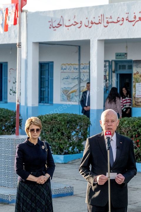 17 décembre 2022 : En ce 17 décembre 2022, jour anniversaire du déclenchement de la révolution tunisienne en 2010, à 8h ce matin ouverture des bureaux de vote pour le premier tour des élections législatives. Ces élections au très faible nombre de candidats, du aux boycott de la majorité des partis politiques, sont les premières depuis la prise de tous les pouvoirs et la dissolution de l’assemblée nationale en juillet 2021 par le président tunisien Kaïs Saied. Le président tunisien Kais Saied s’est rendu ce matin à son bureau de vote en compagnie de sa femme pour voter dans le cadre du premier tour des élections législatives. Après son vote le Président a fait une déclaration officielle devant les médias dans la cour de l’école du quartier Ennasr à Tunis.