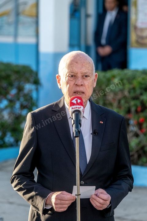 17 décembre 2022 : En ce 17 décembre 2022, jour anniversaire du déclenchement de la révolution tunisienne en 2010, à 8h ce matin ouverture des bureaux de vote pour le premier tour des élections législatives. Ces élections au très faible nombre de candidats, du aux boycott de la majorité des partis politiques, sont les premières depuis la prise de tous les pouvoirs et la dissolution de l’assemblée nationale en juillet 2021 par le président tunisien Kaïs Saied. Le président tunisien Kais Saied s’est rendu ce matin à son bureau de vote en compagnie de sa femme pour voter dans le cadre du premier tour des élections législatives. Après son vote le Président a fait une déclaration officielle devant les médias dans la cour de l’école du quartier Ennasr à Tunis.