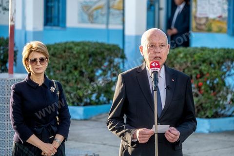 17 décembre 2022 : En ce 17 décembre 2022, jour anniversaire du déclenchement de la révolution tunisienne en 2010, à 8h ce matin ouverture des bureaux de vote pour le premier tour des élections législatives. Ces élections au très faible nombre de candidats, du aux boycott de la majorité des partis politiques, sont les premières depuis la prise de tous les pouvoirs et la dissolution de l’assemblée nationale en juillet 2021 par le président tunisien Kaïs Saied. Le président tunisien Kais Saied s’est rendu ce matin à son bureau de vote en compagnie de sa femme pour voter dans le cadre du premier tour des élections législatives. Après son vote le Président a fait une déclaration officielle devant les médias dans la cour de l’école du quartier Ennasr à Tunis.