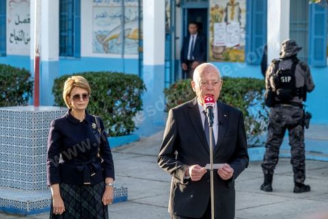17 décembre 2022 : En ce 17 décembre 2022, jour anniversaire du déclenchement de la révolution tunisienne en 2010, à 8h ce matin ouverture des bureaux de vote pour le premier tour des élections législatives. Ces élections au très faible nombre de candidats, du aux boycott de la majorité des partis politiques, sont les premières depuis la prise de tous les pouvoirs et la dissolution de l’assemblée nationale en juillet 2021 par le président tunisien Kaïs Saied. Le président tunisien Kais Saied s’est rendu ce matin à son bureau de vote en compagnie de sa femme pour voter dans le cadre du premier tour des élections législatives. Après son vote le Président a fait une déclaration officielle devant les médias dans la cour de l’école du quartier Ennasr à Tunis.