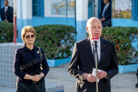 17 décembre 2022 : En ce 17 décembre 2022, jour anniversaire du déclenchement de la révolution tunisienne en 2010, à 8h ce matin ouverture des bureaux de vote pour le premier tour des élections législatives. Ces élections au très faible nombre de candidats, du aux boycott de la majorité des partis politiques, sont les premières depuis la prise de tous les pouvoirs et la dissolution de l’assemblée nationale en juillet 2021 par le président tunisien Kaïs Saied. Le président tunisien Kais Saied s’est rendu ce matin à son bureau de vote en compagnie de sa femme pour voter dans le cadre du premier tour des élections législatives. Après son vote le Président a fait une déclaration officielle devant les médias dans la cour de l’école du quartier Ennasr à Tunis.