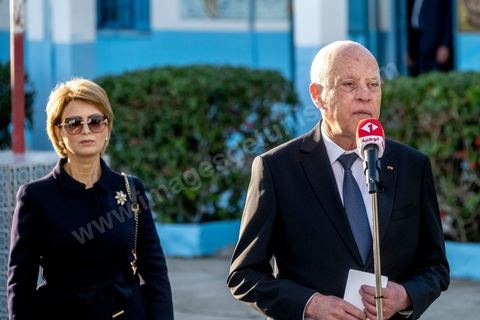 17 décembre 2022 : En ce 17 décembre 2022, jour anniversaire du déclenchement de la révolution tunisienne en 2010, à 8h ce matin ouverture des bureaux de vote pour le premier tour des élections législatives. Ces élections au très faible nombre de candidats, du aux boycott de la majorité des partis politiques, sont les premières depuis la prise de tous les pouvoirs et la dissolution de l’assemblée nationale en juillet 2021 par le président tunisien Kaïs Saied. Le président tunisien Kais Saied s’est rendu ce matin à son bureau de vote en compagnie de sa femme pour voter dans le cadre du premier tour des élections législatives. Après son vote le Président a fait une déclaration officielle devant les médias dans la cour de l’école du quartier Ennasr à Tunis.