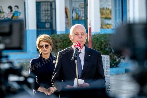 17 décembre 2022 : En ce 17 décembre 2022, jour anniversaire du déclenchement de la révolution tunisienne en 2010, à 8h ce matin ouverture des bureaux de vote pour le premier tour des élections législatives. Ces élections au très faible nombre de candidats, du aux boycott de la majorité des partis politiques, sont les premières depuis la prise de tous les pouvoirs et la dissolution de l’assemblée nationale en juillet 2021 par le président tunisien Kaïs Saied. Le président tunisien Kais Saied s’est rendu ce matin à son bureau de vote en compagnie de sa femme pour voter dans le cadre du premier tour des élections législatives. Après son vote le Président a fait une déclaration officielle devant les médias dans la cour de l’école du quartier Ennasr à Tunis.