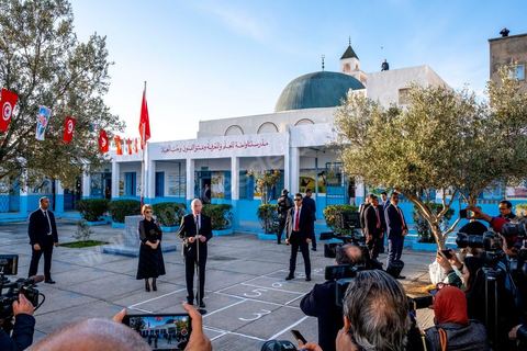 17 décembre 2022 : En ce 17 décembre 2022, jour anniversaire du déclenchement de la révolution tunisienne en 2010, à 8h ce matin ouverture des bureaux de vote pour le premier tour des élections législatives. Ces élections au très faible nombre de candidats, du aux boycott de la majorité des partis politiques, sont les premières depuis la prise de tous les pouvoirs et la dissolution de l’assemblée nationale en juillet 2021 par le président tunisien Kaïs Saied. Le président tunisien Kais Saied s’est rendu ce matin à son bureau de vote en compagnie de sa femme pour voter dans le cadre du premier tour des élections législatives. Après son vote le Président a fait une déclaration officielle devant les médias dans la cour de l’école du quartier Ennasr à Tunis.