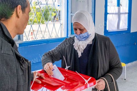 17 décembre 2022 : En ce 17 décembre 2022, jour anniversaire du déclenchement de la révolution tunisienne en 2010, à 8h ce matin ouverture des bureaux de vote pour le premier tour des élections législatives. Ces élections au très faible nombre de candidats, du aux boycott de la majorité des partis politiques, sont les premières depuis la prise de tous les pouvoirs et la dissolution de l’assemblée nationale en juillet 2021 par le président tunisien Kaïs Saied. Le président tunisien Kais Saied s’est rendu ce matin à son bureau de vote en compagnie de sa femme pour voter dans le cadre du premier tour des élections législatives. Après son vote le Président a fait une déclaration officielle devant les médias dans la cour de l’école du quartier Ennasr à Tunis.