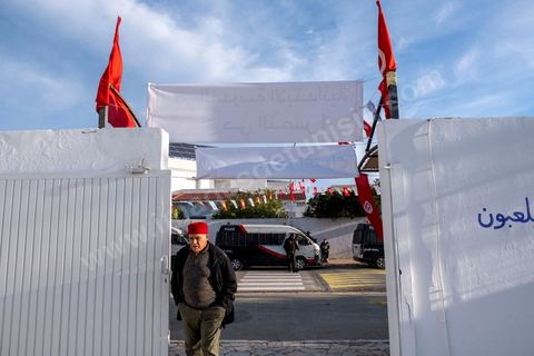 17 décembre 2022 : En ce 17 décembre 2022, jour anniversaire du déclenchement de la révolution tunisienne en 2010, à 8h ce matin ouverture des bureaux de vote pour le premier tour des élections législatives. Ces élections au très faible nombre de candidats, du aux boycott de la majorité des partis politiques, sont les premières depuis la prise de tous les pouvoirs et la dissolution de l’assemblée nationale en juillet 2021 par le président tunisien Kaïs Saied. Le président tunisien Kais Saied s’est rendu ce matin à son bureau de vote en compagnie de sa femme pour voter dans le cadre du premier tour des élections législatives. Après son vote le Président a fait une déclaration officielle devant les médias dans la cour de l’école du quartier Ennasr à Tunis.