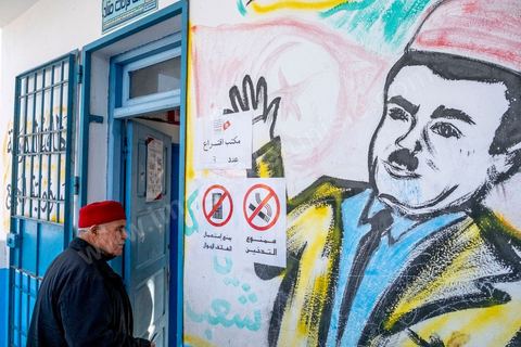17 décembre 2022 : En ce 17 décembre 2022, jour anniversaire du déclenchement de la révolution tunisienne en 2010, à 8h ce matin ouverture des bureaux de vote pour le premier tour des élections législatives. Ces élections au très faible nombre de candidats, du aux boycott de la majorité des partis politiques, sont les premières depuis la prise de tous les pouvoirs et la dissolution de l’assemblée nationale en juillet 2021 par le président tunisien Kaïs Saied. Le président tunisien Kais Saied s’est rendu ce matin à son bureau de vote en compagnie de sa femme pour voter dans le cadre du premier tour des élections législatives. Après son vote le Président a fait une déclaration officielle devant les médias dans la cour de l’école du quartier Ennasr à Tunis.