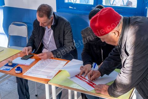 17 décembre 2022 : En ce 17 décembre 2022, jour anniversaire du déclenchement de la révolution tunisienne en 2010, à 8h ce matin ouverture des bureaux de vote pour le premier tour des élections législatives. Ces élections au très faible nombre de candidats, du aux boycott de la majorité des partis politiques, sont les premières depuis la prise de tous les pouvoirs et la dissolution de l’assemblée nationale en juillet 2021 par le président tunisien Kaïs Saied. Le président tunisien Kais Saied s’est rendu ce matin à son bureau de vote en compagnie de sa femme pour voter dans le cadre du premier tour des élections législatives. Après son vote le Président a fait une déclaration officielle devant les médias dans la cour de l’école du quartier Ennasr à Tunis.
