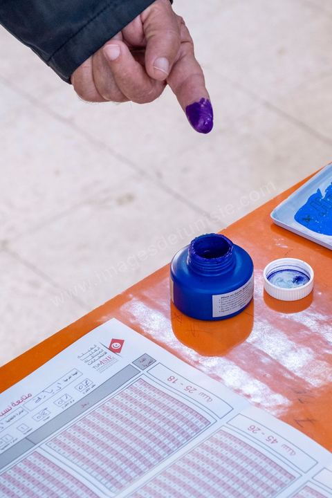 17 décembre 2022 : En ce 17 décembre 2022, jour anniversaire du déclenchement de la révolution tunisienne en 2010, à 8h ce matin ouverture des bureaux de vote pour le premier tour des élections législatives. Ces élections au très faible nombre de candidats, du aux boycott de la majorité des partis politiques, sont les premières depuis la prise de tous les pouvoirs et la dissolution de l’assemblée nationale en juillet 2021 par le président tunisien Kaïs Saied. Le président tunisien Kais Saied s’est rendu ce matin à son bureau de vote en compagnie de sa femme pour voter dans le cadre du premier tour des élections législatives. Après son vote le Président a fait une déclaration officielle devant les médias dans la cour de l’école du quartier Ennasr à Tunis.