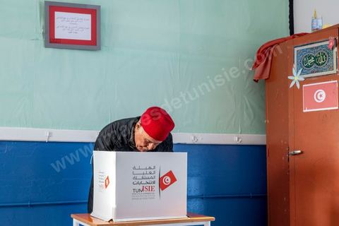 17 décembre 2022 : En ce 17 décembre 2022, jour anniversaire du déclenchement de la révolution tunisienne en 2010, à 8h ce matin ouverture des bureaux de vote pour le premier tour des élections législatives. Ces élections au très faible nombre de candidats, du aux boycott de la majorité des partis politiques, sont les premières depuis la prise de tous les pouvoirs et la dissolution de l’assemblée nationale en juillet 2021 par le président tunisien Kaïs Saied. Le président tunisien Kais Saied s’est rendu ce matin à son bureau de vote en compagnie de sa femme pour voter dans le cadre du premier tour des élections législatives. Après son vote le Président a fait une déclaration officielle devant les médias dans la cour de l’école du quartier Ennasr à Tunis.