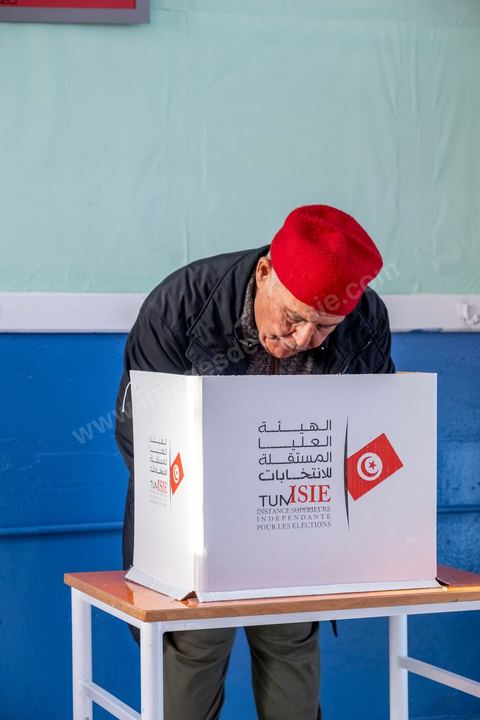 17 décembre 2022 : En ce 17 décembre 2022, jour anniversaire du déclenchement de la révolution tunisienne en 2010, à 8h ce matin ouverture des bureaux de vote pour le premier tour des élections législatives. Ces élections au très faible nombre de candidats, du aux boycott de la majorité des partis politiques, sont les premières depuis la prise de tous les pouvoirs et la dissolution de l’assemblée nationale en juillet 2021 par le président tunisien Kaïs Saied. Le président tunisien Kais Saied s’est rendu ce matin à son bureau de vote en compagnie de sa femme pour voter dans le cadre du premier tour des élections législatives. Après son vote le Président a fait une déclaration officielle devant les médias dans la cour de l’école du quartier Ennasr à Tunis.