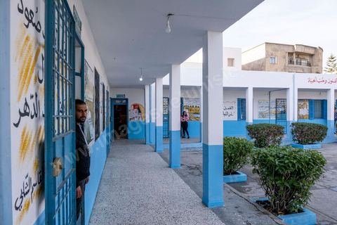 17 décembre 2022 : En ce 17 décembre 2022, jour anniversaire du déclenchement de la révolution tunisienne en 2010, à 8h ce matin ouverture des bureaux de vote pour le premier tour des élections législatives. Ces élections au très faible nombre de candidats, du aux boycott de la majorité des partis politiques, sont les premières depuis la prise de tous les pouvoirs et la dissolution de l’assemblée nationale en juillet 2021 par le président tunisien Kaïs Saied. Le président tunisien Kais Saied s’est rendu ce matin à son bureau de vote en compagnie de sa femme pour voter dans le cadre du premier tour des élections législatives. Après son vote le Président a fait une déclaration officielle devant les médias dans la cour de l’école du quartier Ennasr à Tunis.