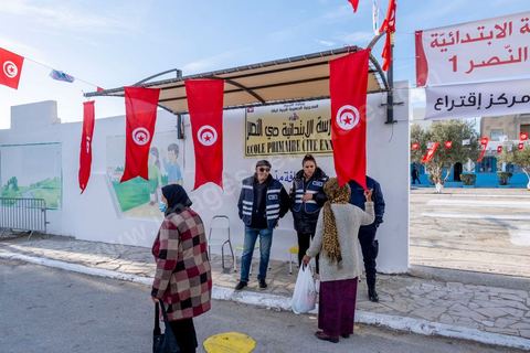 17 décembre 2022 : En ce 17 décembre 2022, jour anniversaire du déclenchement de la révolution tunisienne en 2010, à 8h ce matin ouverture des bureaux de vote pour le premier tour des élections législatives. Ces élections au très faible nombre de candidats, du aux boycott de la majorité des partis politiques, sont les premières depuis la prise de tous les pouvoirs et la dissolution de l’assemblée nationale en juillet 2021 par le président tunisien Kaïs Saied. Le président tunisien Kais Saied s’est rendu ce matin à son bureau de vote en compagnie de sa femme pour voter dans le cadre du premier tour des élections législatives. Après son vote le Président a fait une déclaration officielle devant les médias dans la cour de l’école du quartier Ennasr à Tunis.