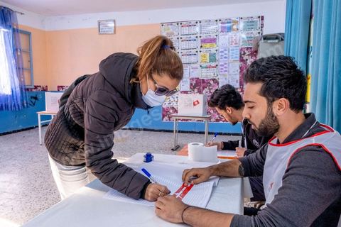 17 décembre 2022 : En ce 17 décembre 2022, jour anniversaire du déclenchement de la révolution tunisienne en 2010, à 8h ce matin ouverture des bureaux de vote pour le premier tour des élections législatives. Ces élections au très faible nombre de candidats, du aux boycott de la majorité des partis politiques, sont les premières depuis la prise de tous les pouvoirs et la dissolution de l’assemblée nationale en juillet 2021 par le président tunisien Kaïs Saied. Le président tunisien Kais Saied s’est rendu ce matin à son bureau de vote en compagnie de sa femme pour voter dans le cadre du premier tour des élections législatives. Après son vote le Président a fait une déclaration officielle devant les médias dans la cour de l’école du quartier Ennasr à Tunis.