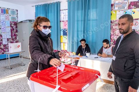 17 décembre 2022 : En ce 17 décembre 2022, jour anniversaire du déclenchement de la révolution tunisienne en 2010, à 8h ce matin ouverture des bureaux de vote pour le premier tour des élections législatives. Ces élections au très faible nombre de candidats, du aux boycott de la majorité des partis politiques, sont les premières depuis la prise de tous les pouvoirs et la dissolution de l’assemblée nationale en juillet 2021 par le président tunisien Kaïs Saied. Le président tunisien Kais Saied s’est rendu ce matin à son bureau de vote en compagnie de sa femme pour voter dans le cadre du premier tour des élections législatives. Après son vote le Président a fait une déclaration officielle devant les médias dans la cour de l’école du quartier Ennasr à Tunis.