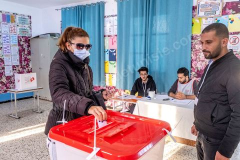 17 décembre 2022 : En ce 17 décembre 2022, jour anniversaire du déclenchement de la révolution tunisienne en 2010, à 8h ce matin ouverture des bureaux de vote pour le premier tour des élections législatives. Ces élections au très faible nombre de candidats, du aux boycott de la majorité des partis politiques, sont les premières depuis la prise de tous les pouvoirs et la dissolution de l’assemblée nationale en juillet 2021 par le président tunisien Kaïs Saied. Le président tunisien Kais Saied s’est rendu ce matin à son bureau de vote en compagnie de sa femme pour voter dans le cadre du premier tour des élections législatives. Après son vote le Président a fait une déclaration officielle devant les médias dans la cour de l’école du quartier Ennasr à Tunis.